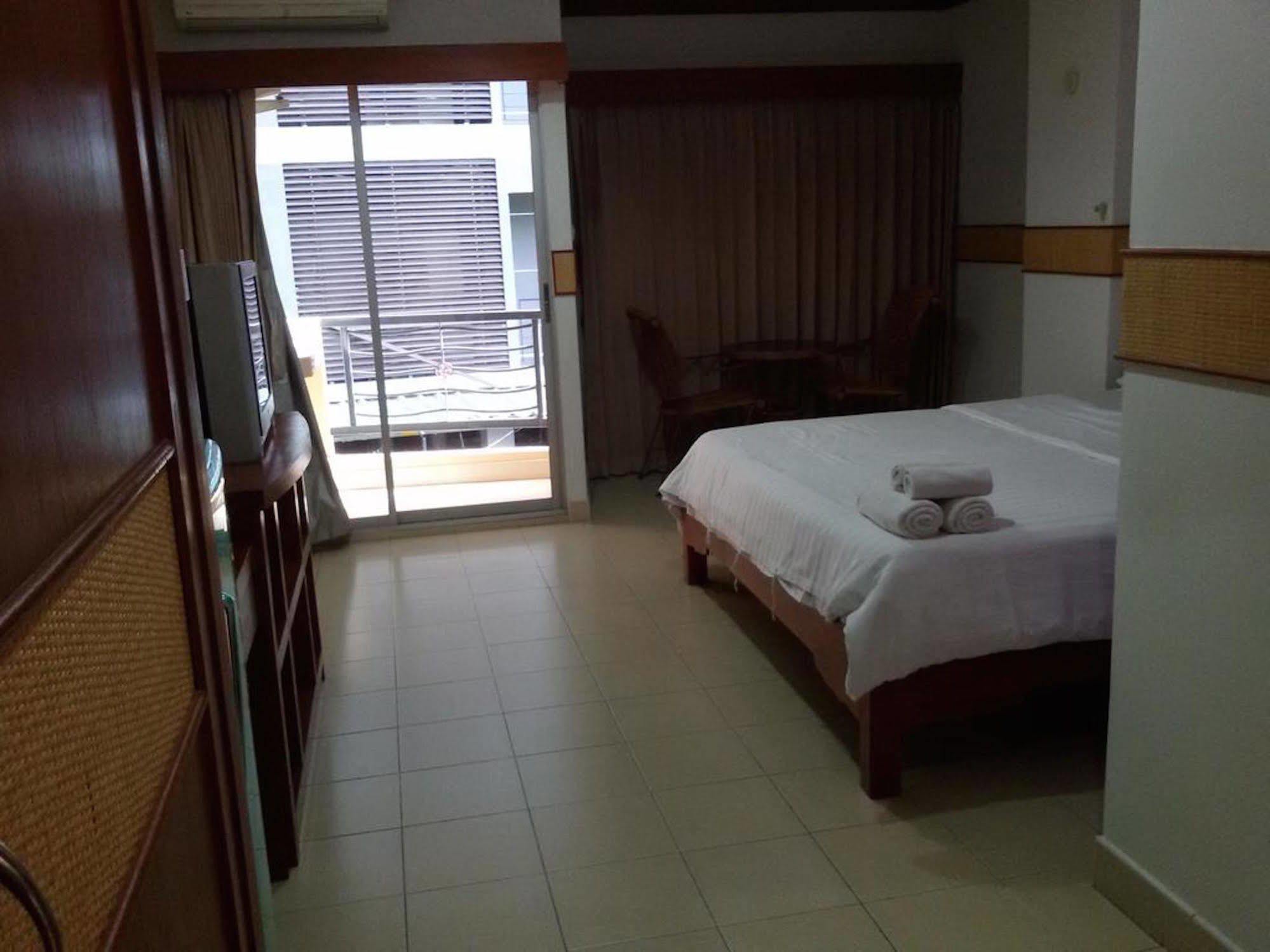 รัฐกิจ แมนชั่น Aparthotel Pattaya ภายนอก รูปภาพ